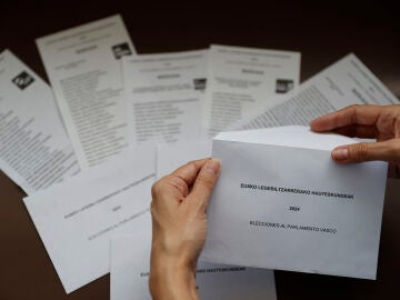 Varias papeletas y sobres para las elecciones al Parlamento vasco de 2024
