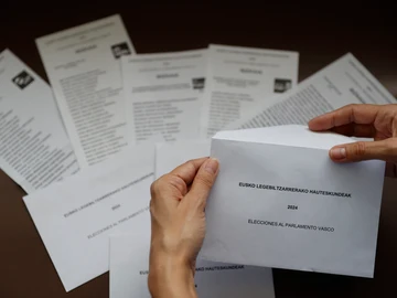 Varias papeletas y sobres para las elecciones al Parlamento vasco de 2024 Varias papeletas y sobres para las elecciones al Parlamento vasco de 2024