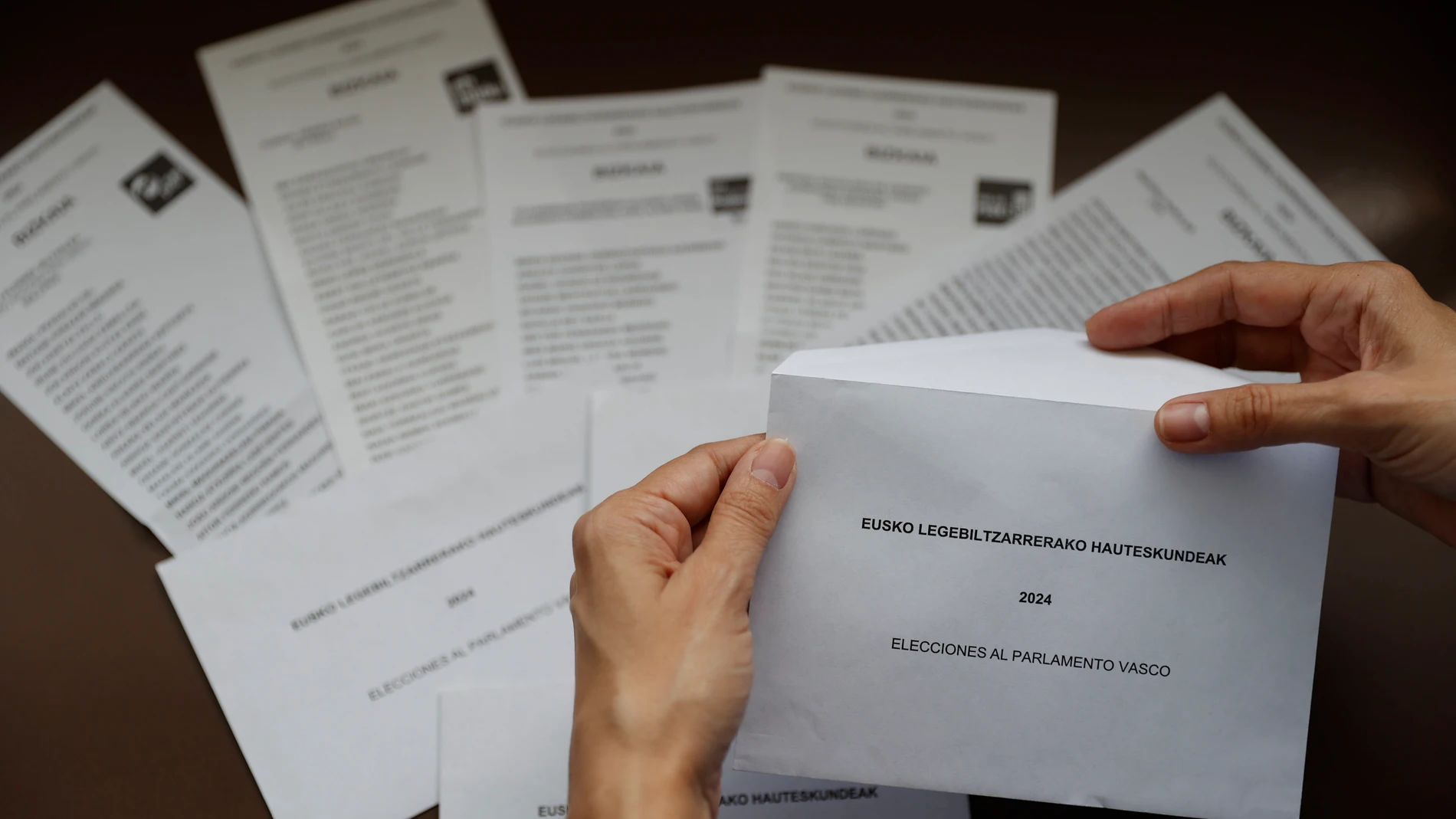 Varias papeletas y sobres para las elecciones al Parlamento vasco de 2024