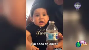 Un bebé termina mojado por completo tras no poder controlar su fuerza