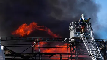 Los bomberos luchan contra el incendio en la antigua Bolsa de valores en Copenhague
