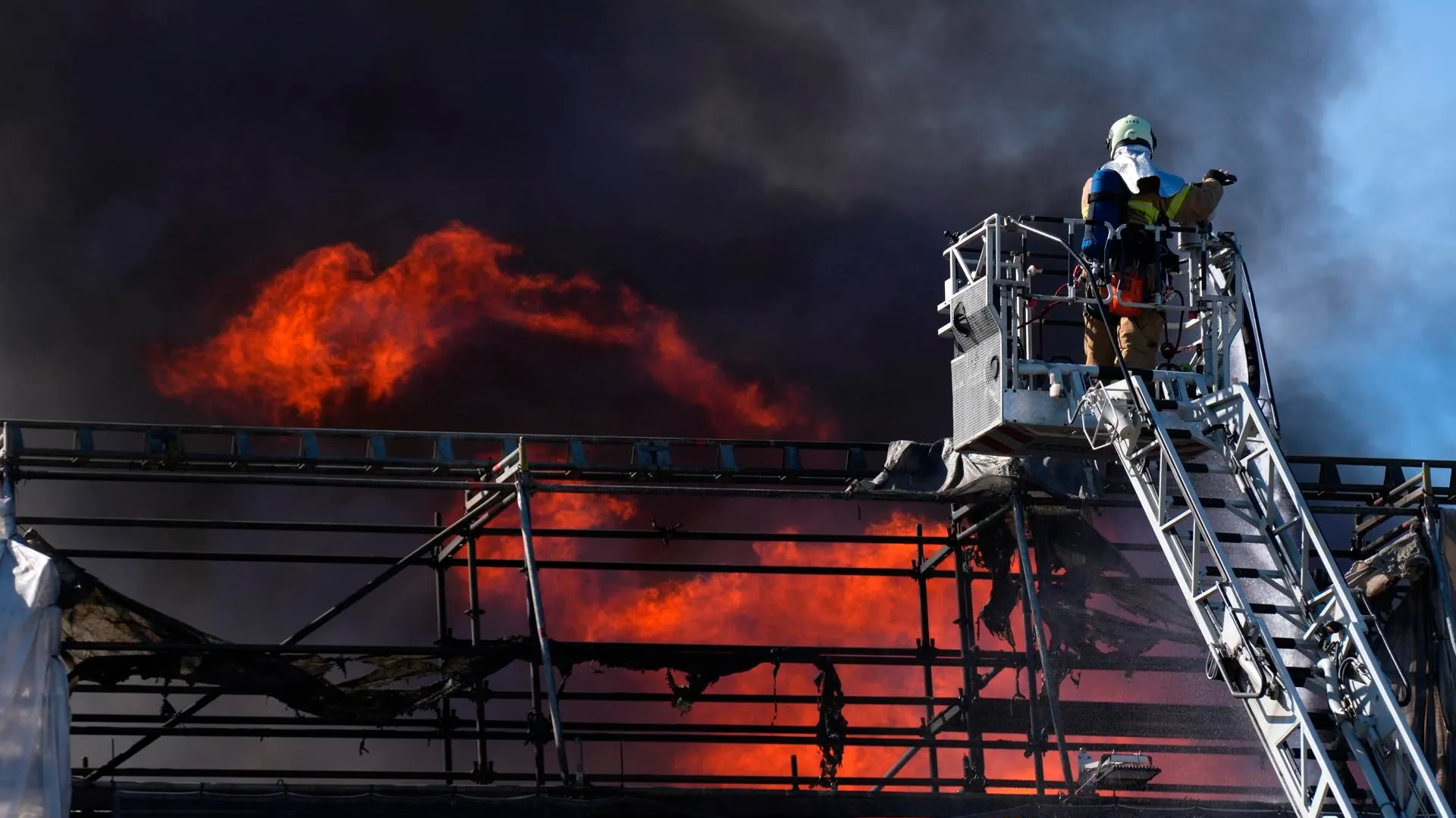 Los bomberos luchan contra el incendio en la antigua Bolsa de valores en Copenhague