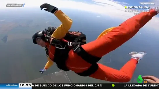 Una paracaidista pierde el control en un salto y su instructor se lanza a más de 200 km/h para salvarle la vida Una paracaidista pierde el control en un salto y su instructor se lanza a más de 200 km/h para salvarle la vida