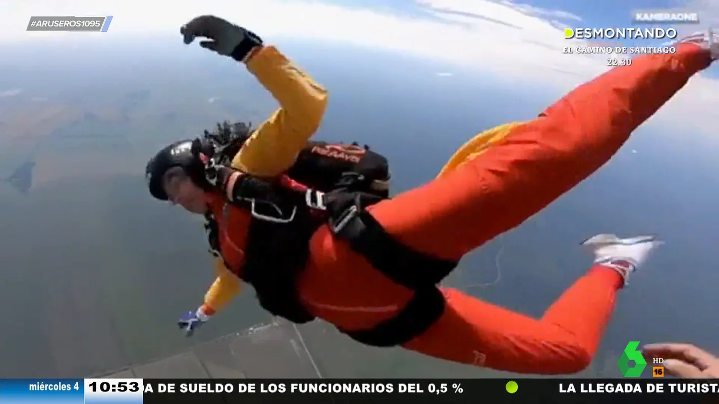 Una paracaidista pierde el control en un salto y su instructor se lanza a más de 200 km/h para salvarle la vida Una paracaidista pierde el control en un salto y su instructor se lanza a más de 200 km/h para salvarle la vida