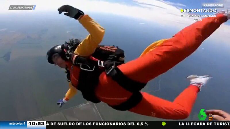 Una paracaidista pierde el control en un salto y su instructor se lanza a más de 200 km/h para salvarle la vida