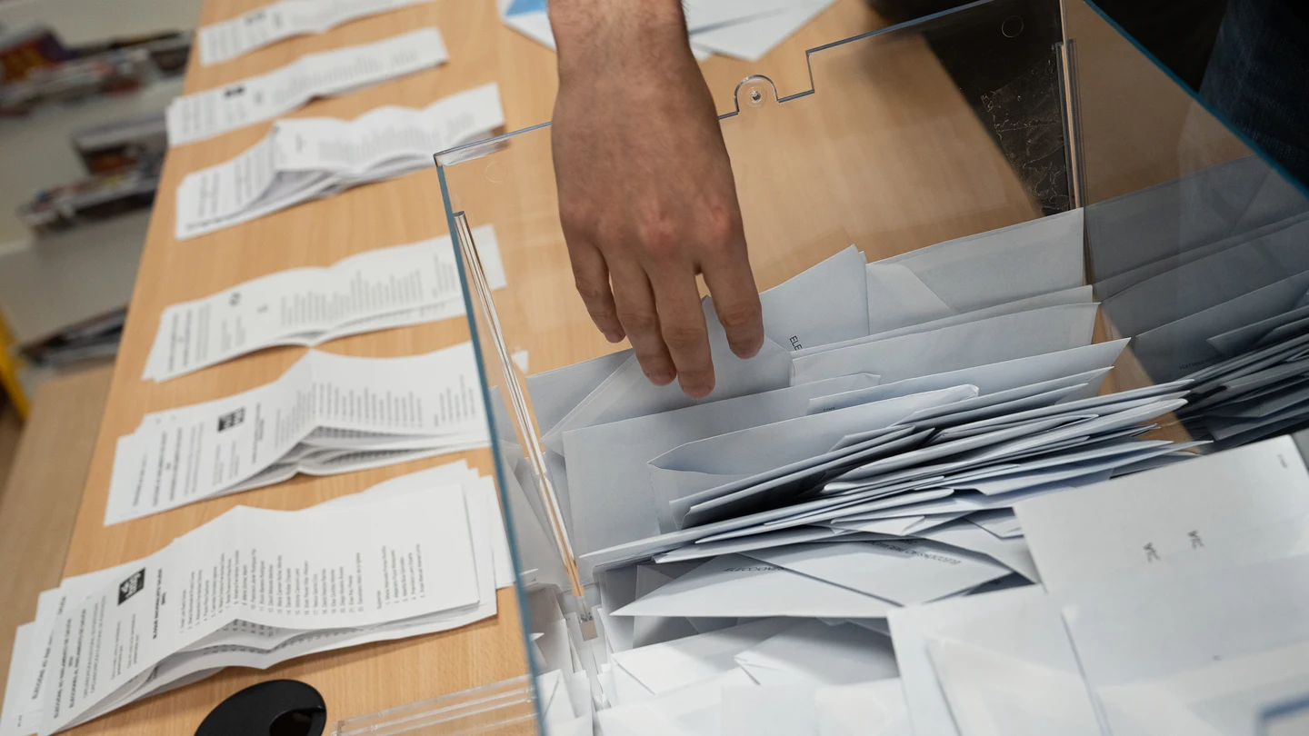 Varias personas realizan un escrutinio de votos con motivo de las elecciones autonómicas de Galicia, en el IES Illas Cies, a 18 de febrero de 2024, en Vigo, Pontevedra, Galicia (España). Varias personas realizan un escrutinio de votos con motivo de las elecciones autonómicas de Galicia, en el IES Illas Cies, a 18 de febrero de 2024, en Vigo, Pontevedra, Galicia (España).