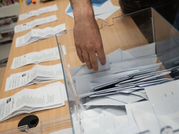 Varias personas realizan un escrutinio de votos con motivo de las elecciones auton&oacute;micas de Galicia, en el IES Illas Cies, a 18 de febrero de 2024, en Vigo, Pontevedra, Galicia (Espa&ntilde;a).