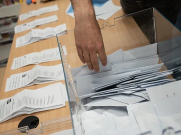Varias personas realizan un escrutinio de votos con motivo de las elecciones autonómicas de Galicia, en el IES Illas Cies, a 18 de febrero de 2024, en Vigo, Pontevedra, Galicia (España). Varias personas realizan un escrutinio de votos con motivo de las elecciones autonómicas de Galicia, en el IES Illas Cies, a 18 de febrero de 2024, en Vigo, Pontevedra, Galicia (España).