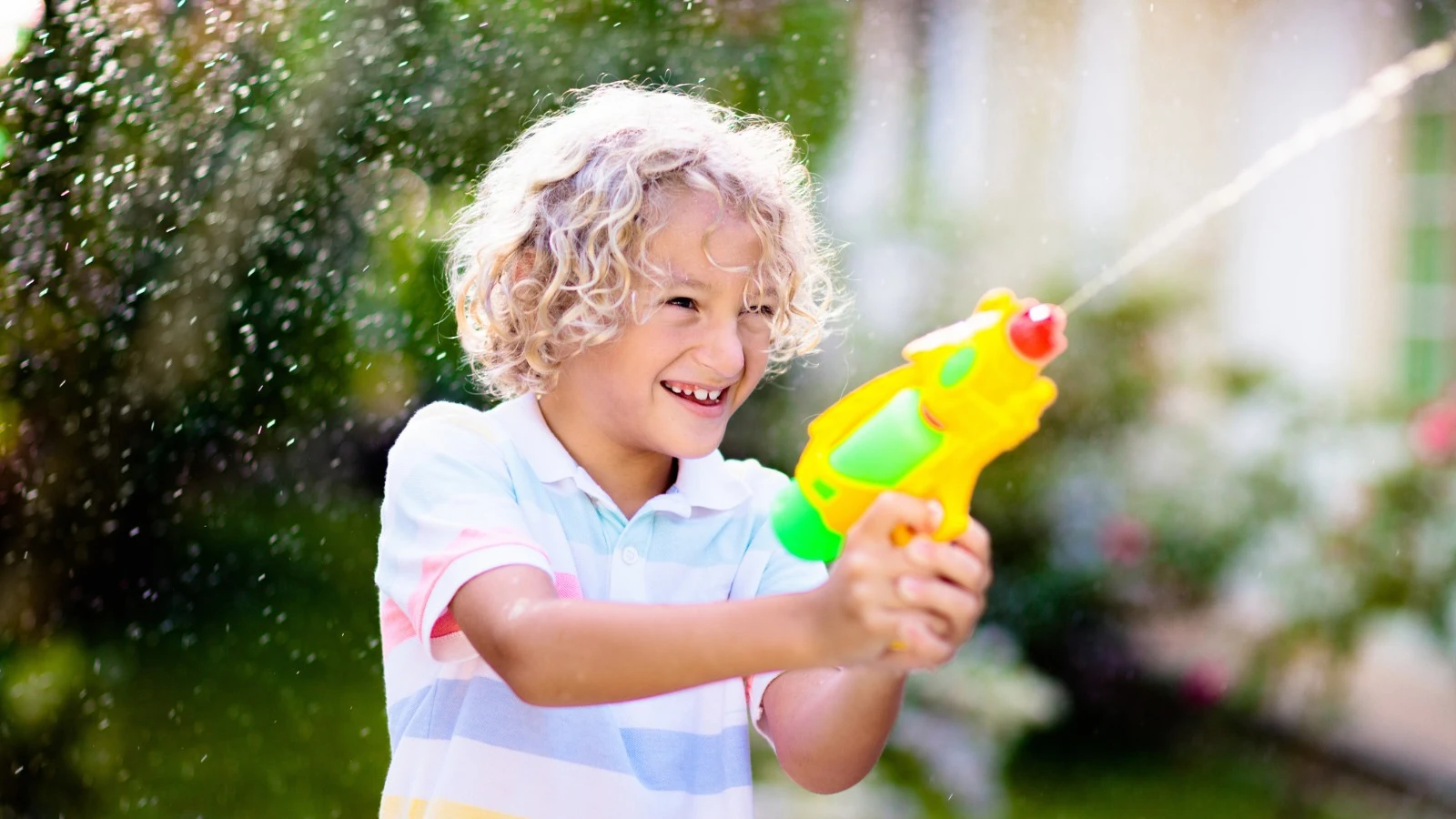 Niño con pistola de agua Niño con pistola de agua