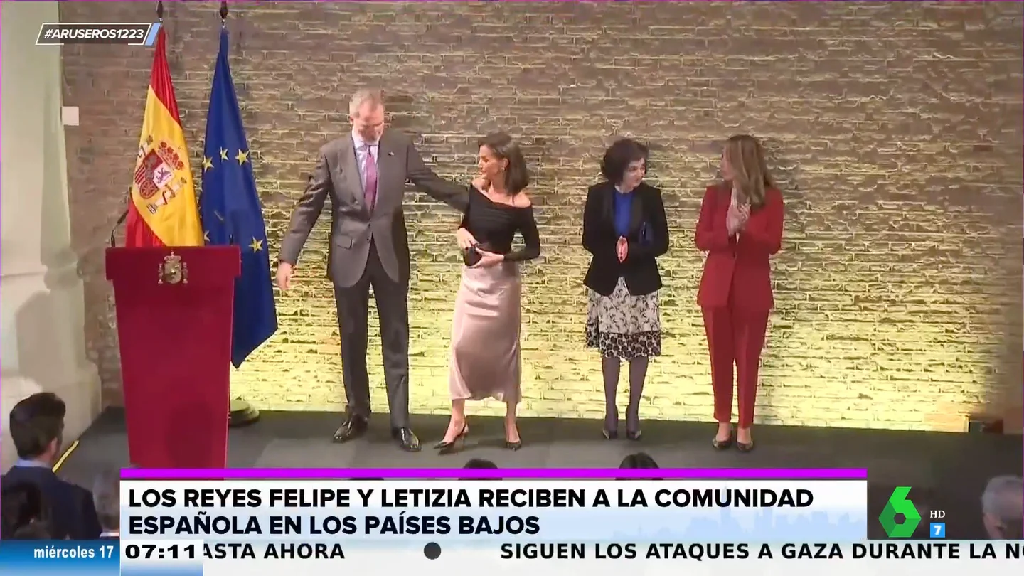 Escote bardot y falda de raso: el look viral de la reina Letizia en su viaje a los Países Bajos Escote bardot y falda de raso: el look viral de la reina Letizia en su viaje a los Países Bajos
