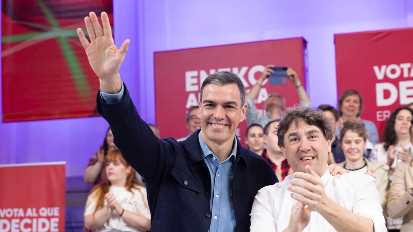 El presidente del Gobierno y secretario general del PSOE, Pedro Sánchez, junto al candidato Eneko Andueza El presidente del Gobierno y secretario general del PSOE, Pedro Sánchez, junto al candidato Eneko Andueza/ EFE/Javier Etxezarreta