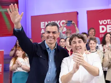 El presidente del Gobierno y secretario general del PSOE, Pedro Sánchez, junto al candidato Eneko Andueza 