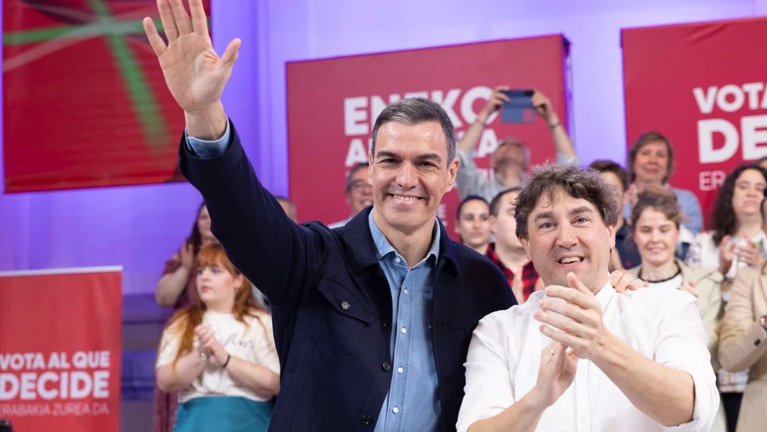 El presidente del Gobierno y secretario general del PSOE, Pedro Sánchez, junto al candidato Eneko Andueza/ EFE/Javier Etxezarreta