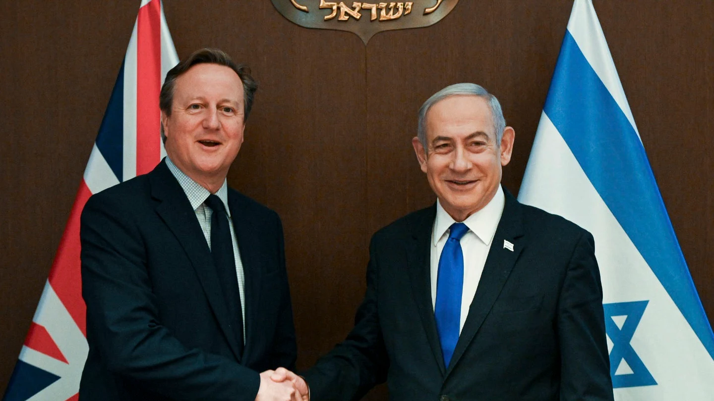 David Cameron y Benjamin Netanyahu se saludan en su encuentro David Cameron y Benjamin Netanyahu se saludan en su encuentro