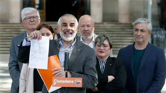 Carlos Carrizosa atiende a los medios después de presentar la impugnación de la candidatura de Carles Puigdemont ante la Junta Electoral Provincial de Barcelona por no residir en Cataluña.  Carlos Carrizosa atiende a los medios después de presentar la impugnación de la candidatura de Carles Puigdemont ante la Junta Electoral Provincial de Barcelona por no residir en Cataluña.