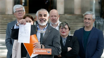 Carlos Carrizosa atiende a los medios después de presentar la impugnación de la candidatura de Carles Puigdemont ante la Junta Electoral Provincial de Barcelona por no residir en Cataluña. 