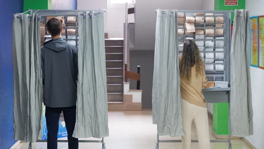 Dos personas ejercen su derecho a voto en una cabina en un colegio electoral, a 28 de mayo de 2023. Dos personas ejercen su derecho a voto en una cabina en un colegio electoral, a 28 de mayo de 2023.