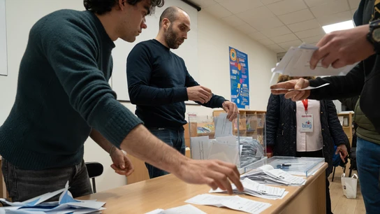 Varias personas realizan un escrutinio de votos con motivo de las elecciones autonómicas de Galicia. Varias personas realizan un escrutinio de votos con motivo de las elecciones autonómicas de Galicia.