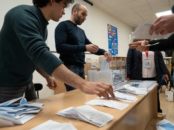 Varias personas realizan un escrutinio de votos con motivo de las elecciones autonómicas de Galicia. Varias personas realizan un escrutinio de votos con motivo de las elecciones autonómicas de Galicia.