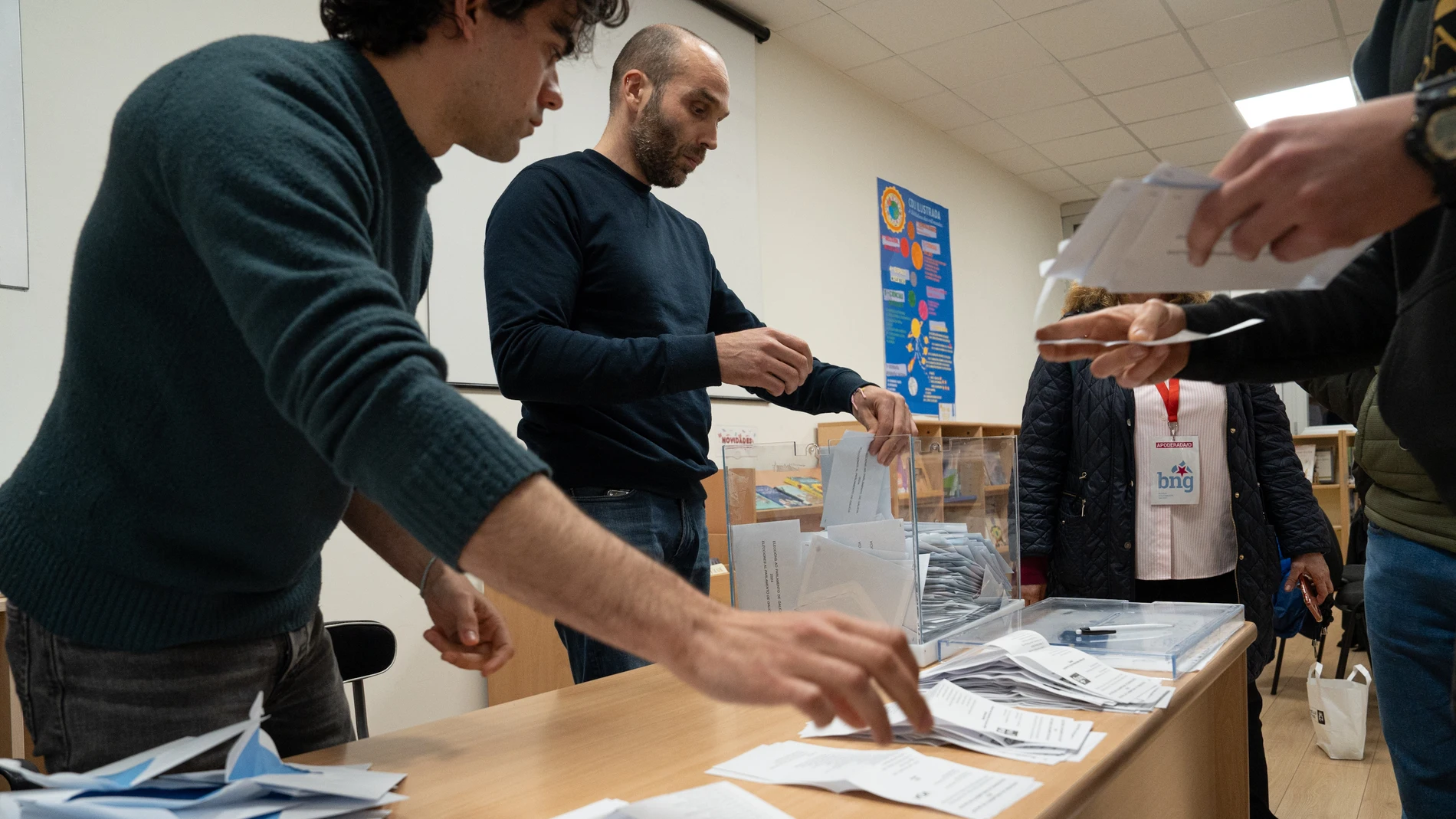 Varias personas realizan un escrutinio de votos con motivo de las elecciones autonómicas de Galicia.