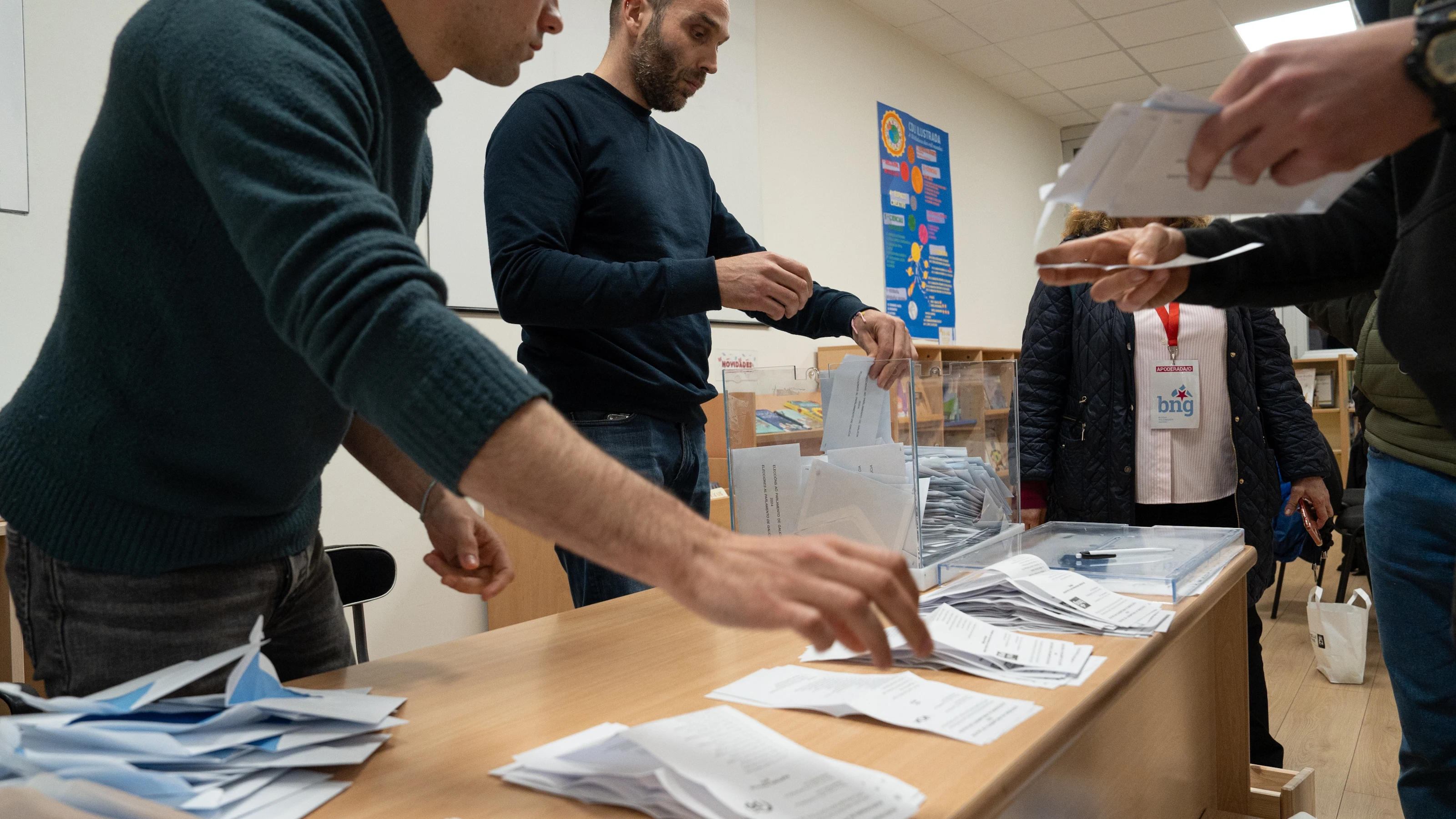 Varias personas realizan un escrutinio de votos con motivo de las elecciones autonómicas de Galicia.