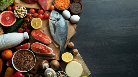 Una cesta de alimentos con pescados, carnes, frutas, verduras... Una cesta de alimentos con pescados, carnes, frutas, verduras...
