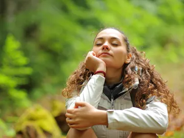 Chica joven con los ojos cerrados en la naturaleza Chica joven con los ojos cerrados en la naturaleza