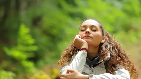 Chica joven con los ojos cerrados en la naturaleza Chica joven con los ojos cerrados en la naturaleza