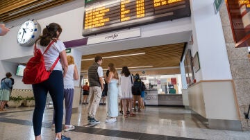 Varias personas hacen cola para adquirir un abono gratuito en la estación de trenes, a 24 de agosto de 2022, en Santiago de Compostela, A Coruña, Galicia, (España).