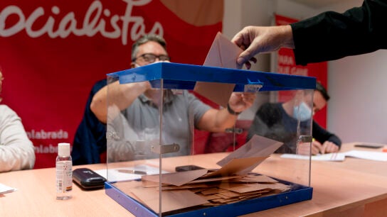 Emisi&oacute;n del voto en un colegio electoral.