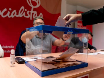 Emisi&oacute;n del voto en un colegio electoral.