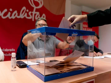 Emisión del voto en un colegio electoral. Emisión del voto en un colegio electoral.