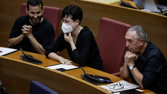 La diputada de Compromís en Les Corts Valencianes Aitana Mas (centro), Vicent Marzà (izqda) y Joan Baldoví. La diputada de Compromís en Les Corts Valencianes Aitana Mas (centro), Vicent Marzà (izqda) y Joan Baldoví.