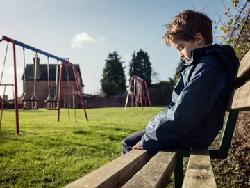 niño solo en un parque niño solo en un parque