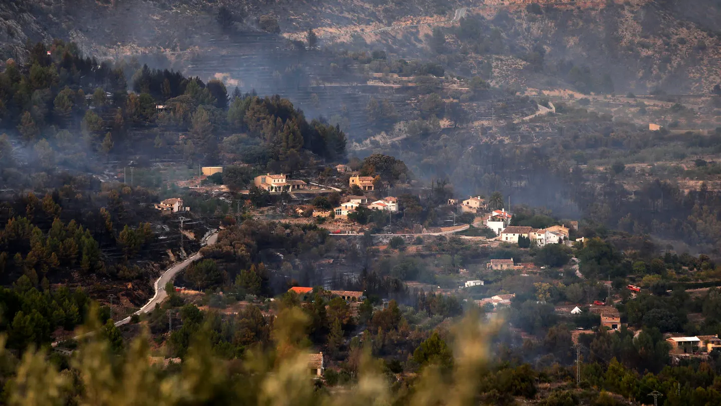 El incendio declarado a mediodía del pasado domingo en las inmediaciones del municipio alicantino de Tárbena. El incendio declarado a mediodía del pasado domingo en las inmediaciones del municipio alicantino de Tárbena.