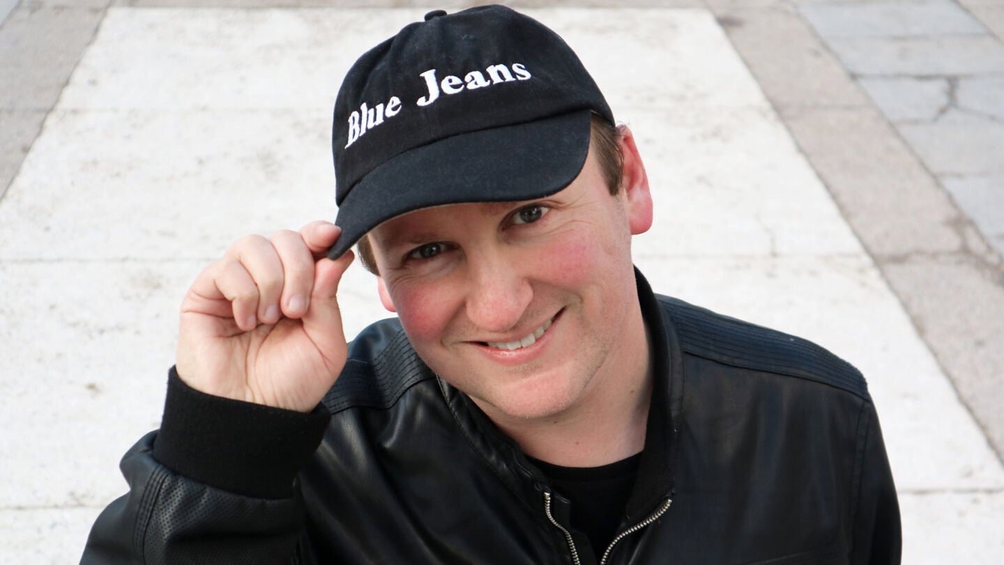 El autor de novela juvenil, Blue Jeans