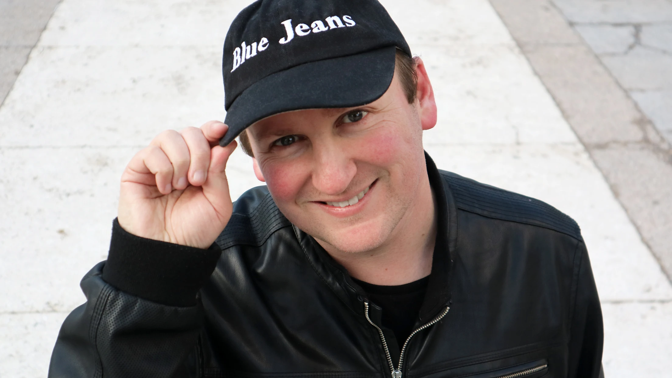 El autor de novela juvenil, Blue Jeans
