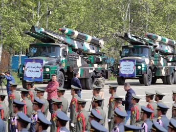 Misiles iraníes de mediano alcance 'Nazeat' se exhiben durante el día del Ejército