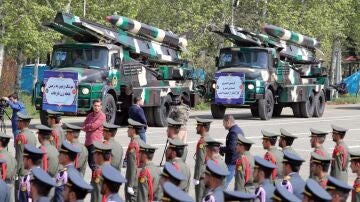 Misiles iraníes de mediano alcance 'Nazeat' se exhiben durante el día del Ejército