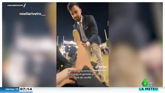 Hechos insólitos que solo pasan en la Feria de abril de Sevilla: un desconocido descarga los gemelos a una chica con un masaje Hechos insólitos que solo pasan en la Feria de abril de Sevilla: un desconocido descarga los gemelos a una chica con un masaje