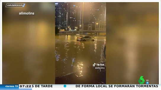 Una azafata española muestra las inundaciones de Dubái: "En el bus sentía que estábamos siendo impulsados por el agua" Una azafata española muestra las inundaciones de Dubái: "En el bus sentía que estábamos siendo impulsados por el agua"