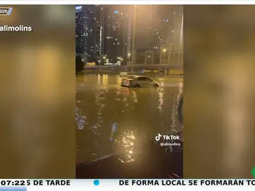 Una azafata española muestra las inundaciones de Dubái: &quot;En el bus sentía que estábamos siendo impulsados por el agua&quot;