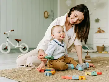 Una madre jugando con su bebé Una madre jugando con su bebé