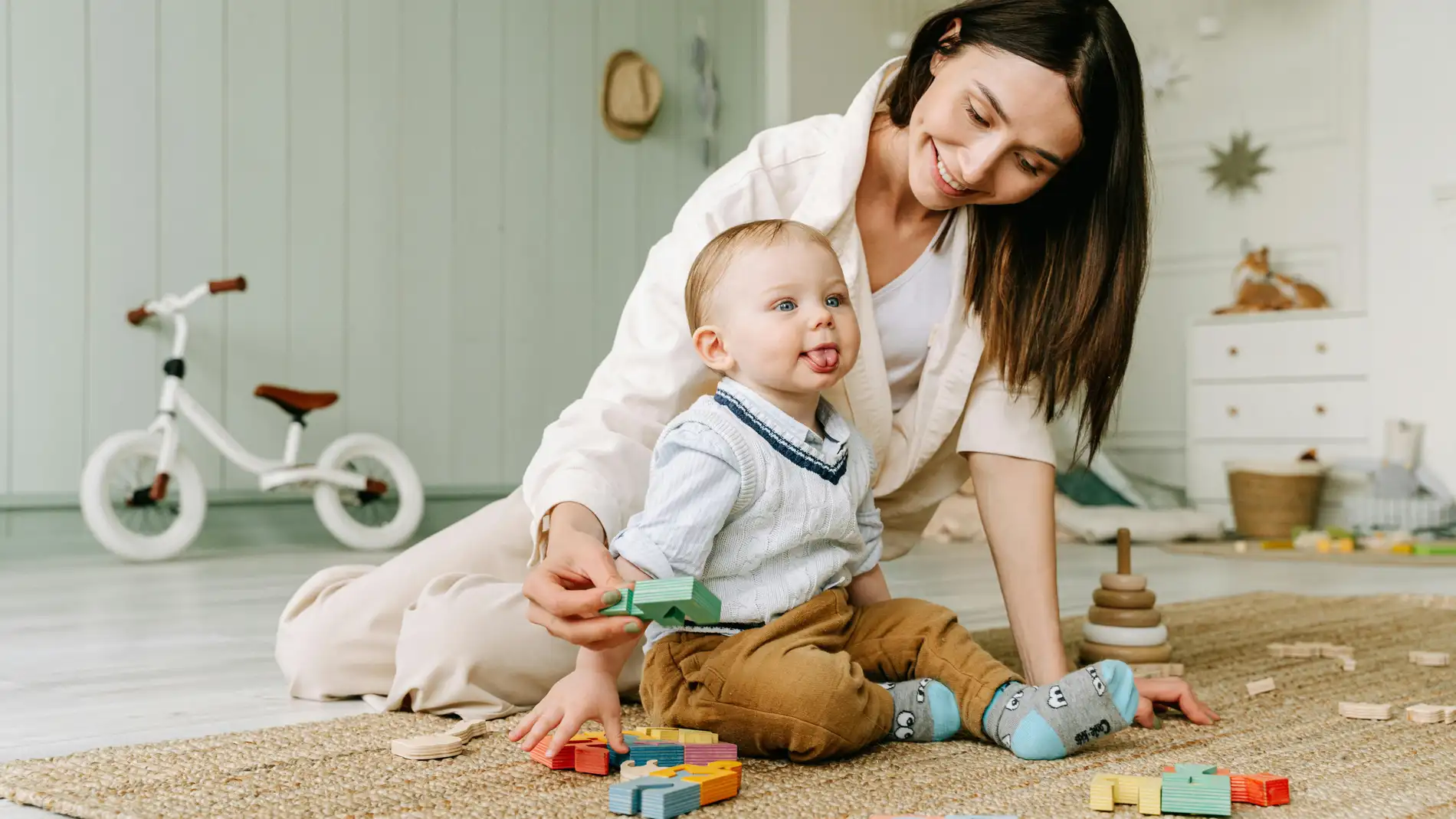 Una madre jugando con su bebé Una madre jugando con su bebé
