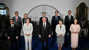 Los ministros de Exteriores del G7 en una foto de familia durante su reunión en Capri, Italia