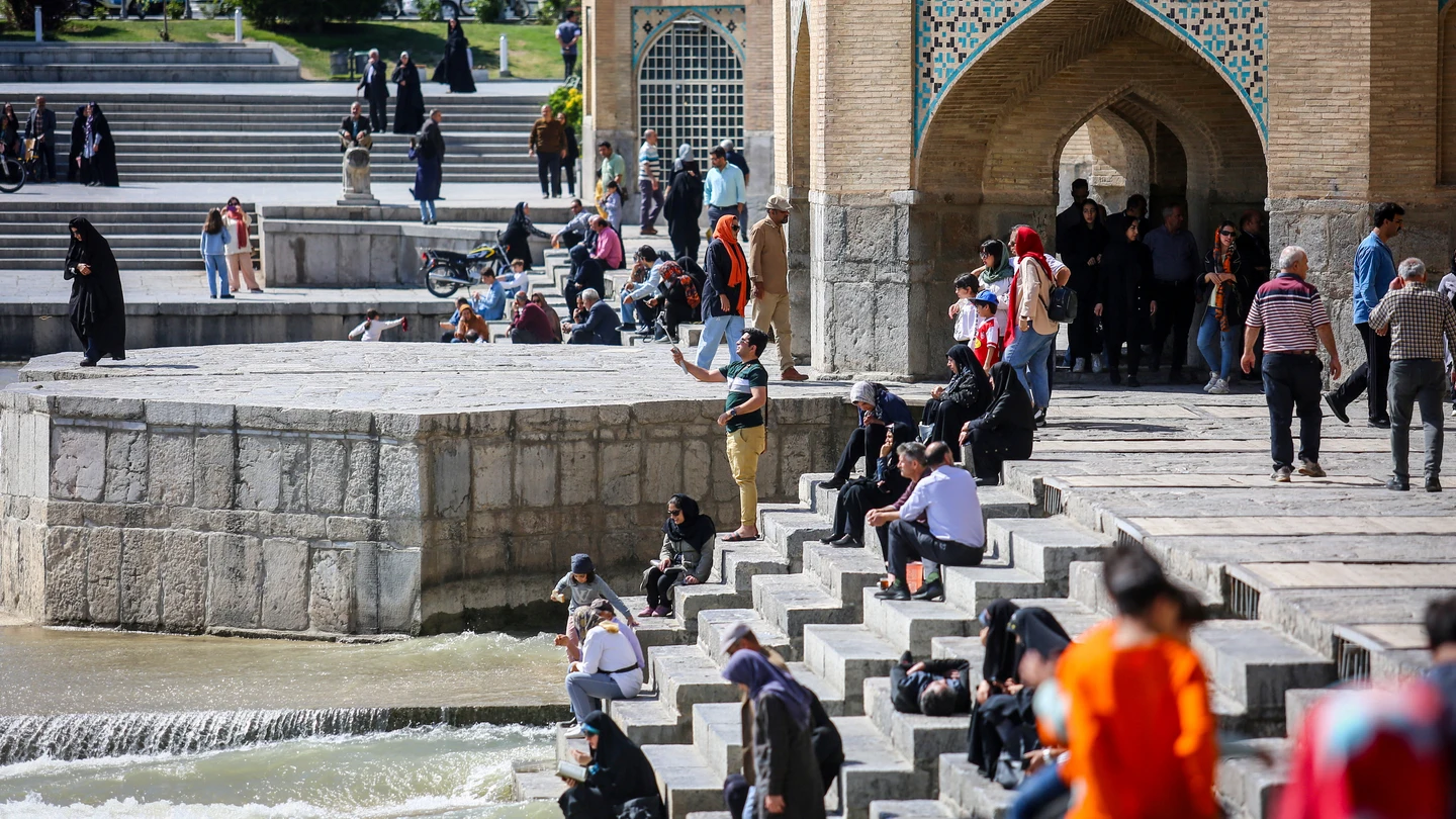 Ciudadanos iraníes tras el presunto ataque israelí en la provincia de Isfahan Ciudadanos iraníes tras el presunto ataque israelí en la provincia de Isfahan