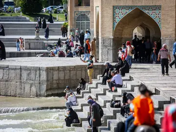 Ciudadanos iraníes tras el presunto ataque israelí en la provincia de Isfahan 