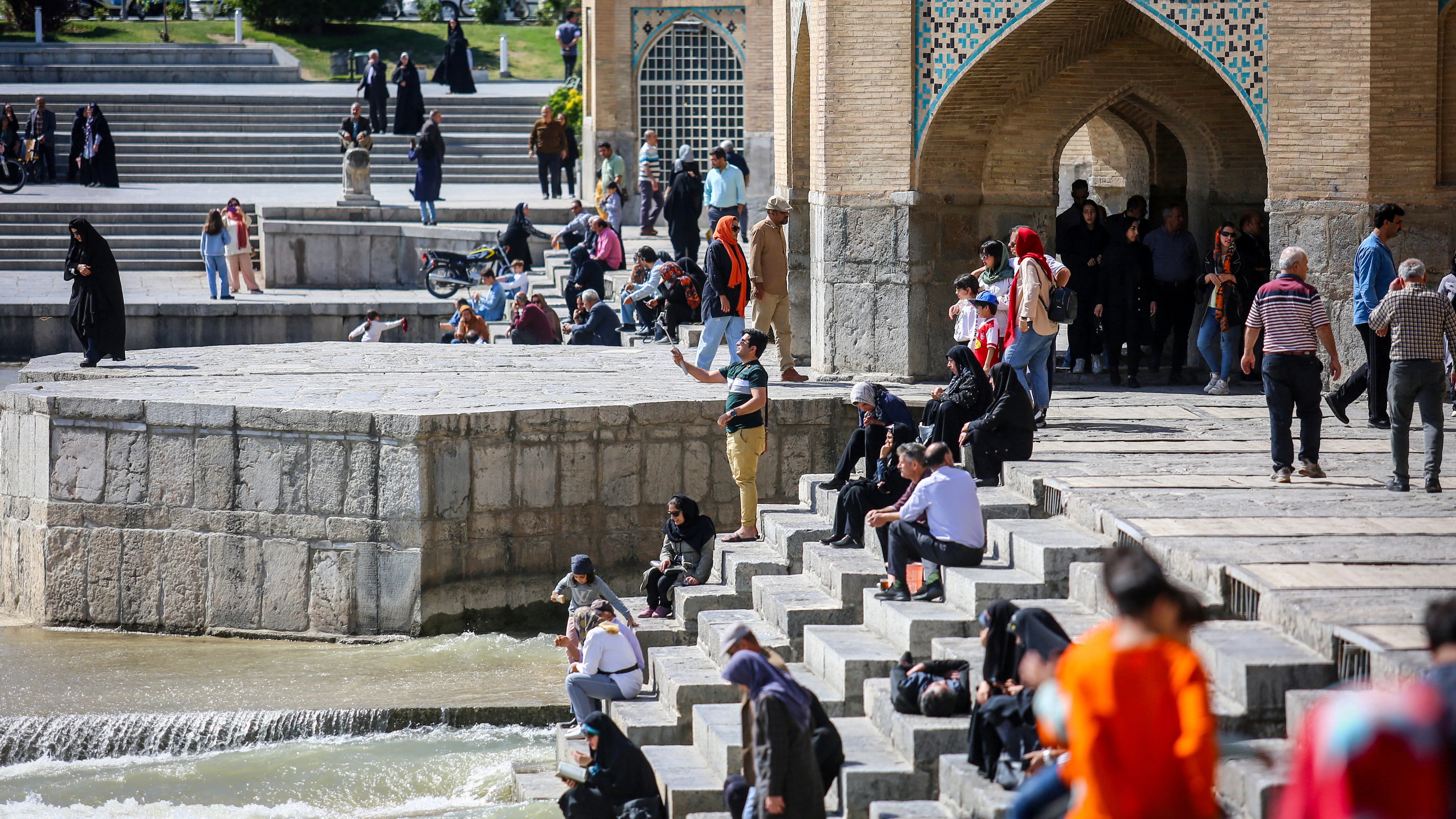 Ciudadanos iraníes tras el presunto ataque israelí en la provincia de Isfahan 