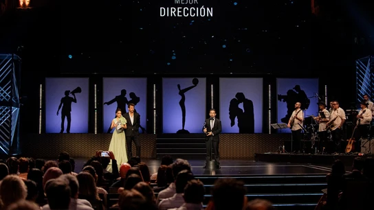 El cineasta J.A. Bayona con el premio que le acredita como mejor director por 'La sociedad de la nieve'. El cineasta J.A. Bayona con el premio que le acredita como mejor director por 'La sociedad de la nieve'.