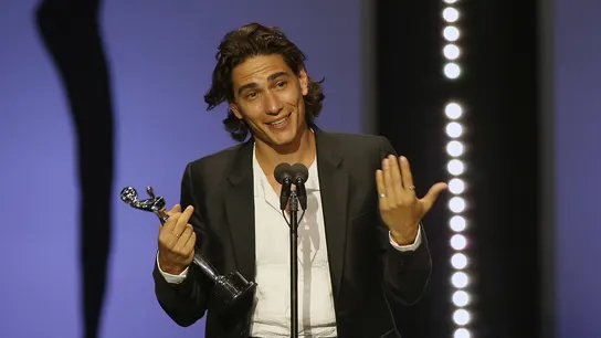 El actor uruguayo Enzo Vogrincicl recibe su premio a mejor actuación masculina por 'La sociedad de la nieve' durante la undécima edición de los Premios Platino Xcaret 2024 el 20 de abril de 2024. El actor uruguayo Enzo Vogrincicl recibe su premio a mejor actuación masculina por 'La sociedad de la nieve' durante la undécima edición de los Premios Platino Xcaret 2024 el 20 de abril de 2024.